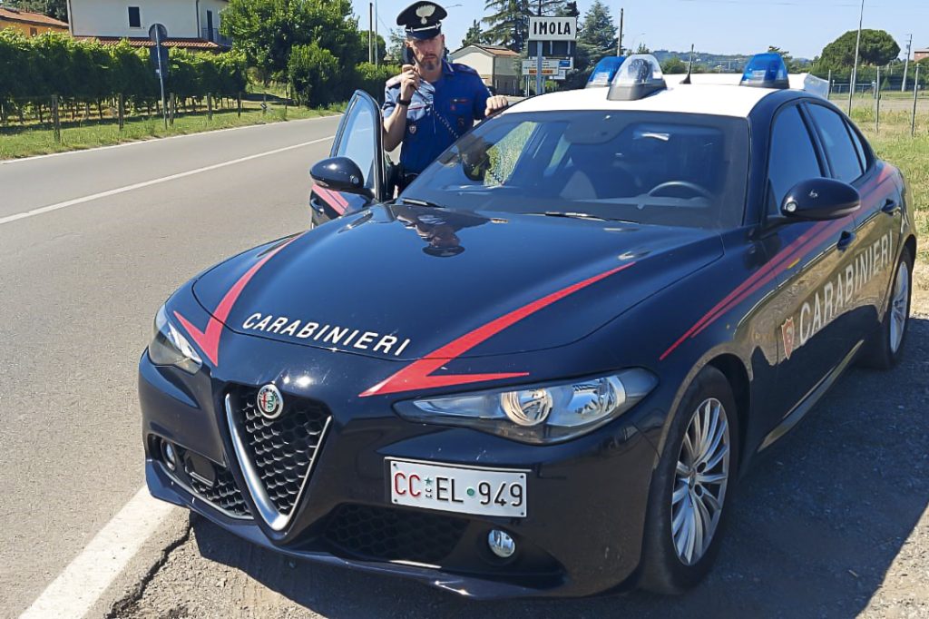 Guida ubriaco e finisce fuori strada, automobilista denunciato a Imola