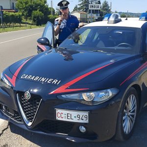 Guida ubriaco e finisce fuori strada, automobilista denunciato a Imola