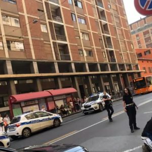 Tensione in via Marconi, la polizia locale usa lo spray urticante per fermare un giovane   VIDEO