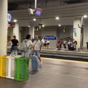 Bimba “lasciata” sola in stazione. Trovata e consolata dal personale della sicurezza e affidata alla Polfer