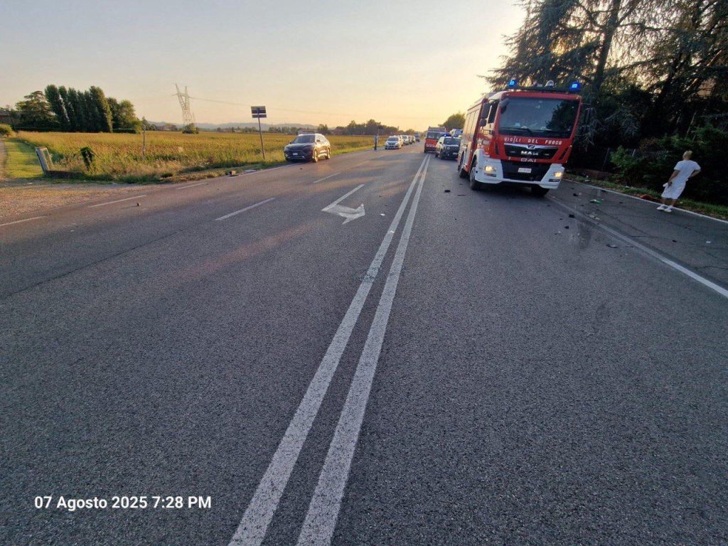 Castenaso: la moto prende fuoco dopo lo schianto, grave motociclista di 44 anni