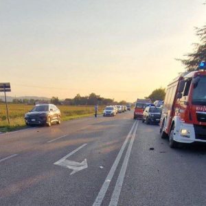 Castenaso: la moto prende fuoco dopo lo schianto, grave motociclista di 44 anni