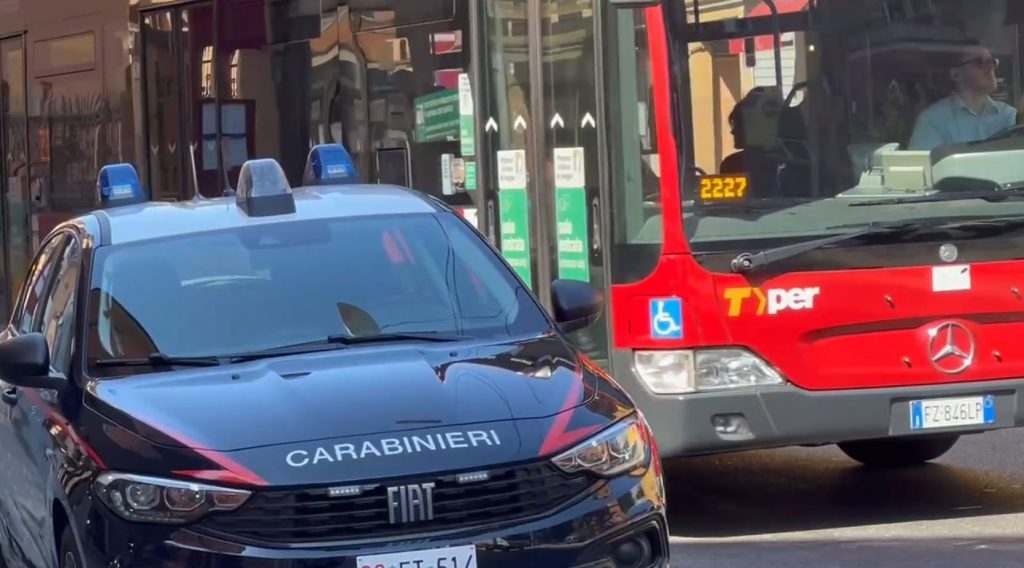 Scippata sul bus in via Andrea Costa, ladro arrestato dai carabinieri