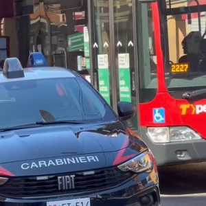 Scippata sul bus in via Andrea Costa, ladro arrestato dai carabinieri