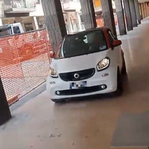 Via Lame: Smart esce in retro dopo avere parcheggiato sotto il portico