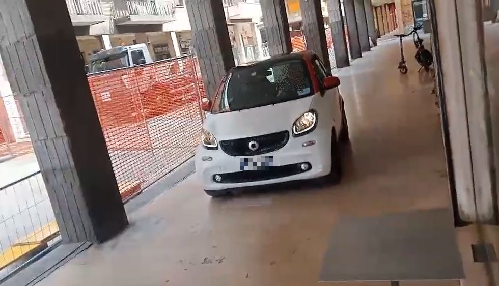 Via Lame: Smart esce in retro dopo avere parcheggiato sotto il portico