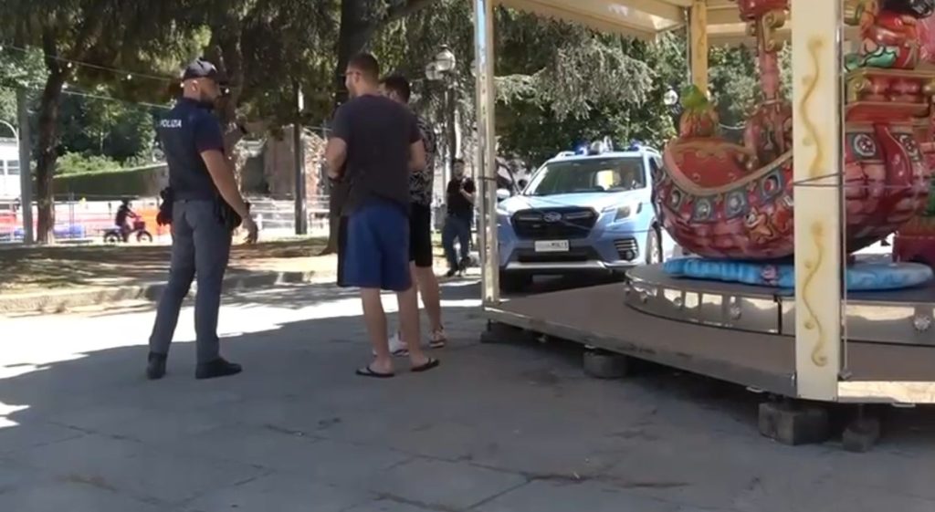 Piazza XX Settembre: arrestato un pusher e trovato un coltello sotto una giostra