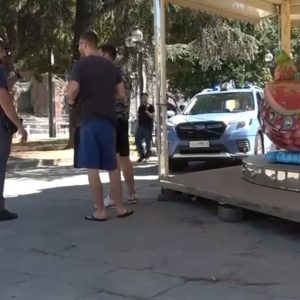 Piazza XX Settembre: arrestato un pusher e trovato un coltello sotto una giostra