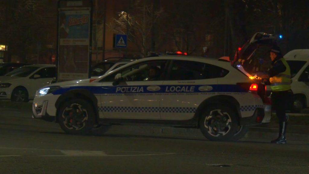 Si schianta con la moto alla rotonda di viale Carnacini