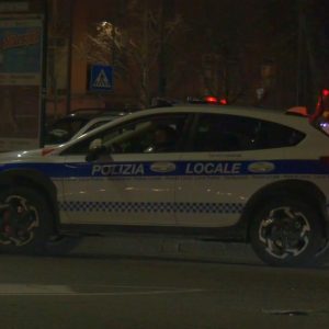 Si schianta con la moto alla rotonda di viale Carnacini