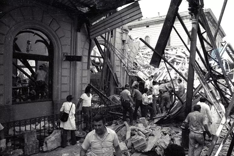 In migliaia al corteo del 2 agosto, Mattarella categorico: “fu strage neofascista”