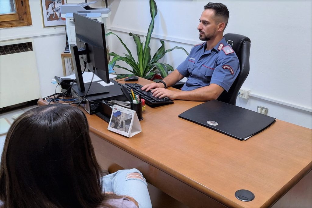 Picchia e minaccia la ex compagna, braccialetto elettronico per un 50enne