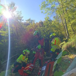 Fungaiolo bolognese cade in un canalone di 30 metri, è grave