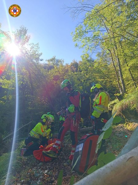 Fungaiolo bolognese cade in un canalone di 30 metri, è grave