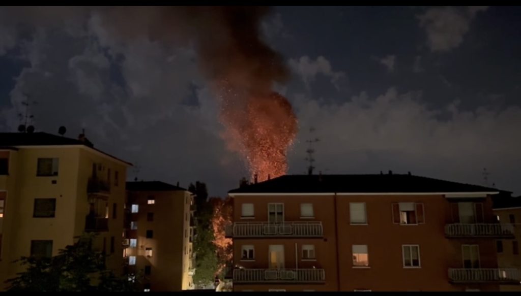 Camper a fuoco, notte di paura in San Donato: la rabbia dei residenti