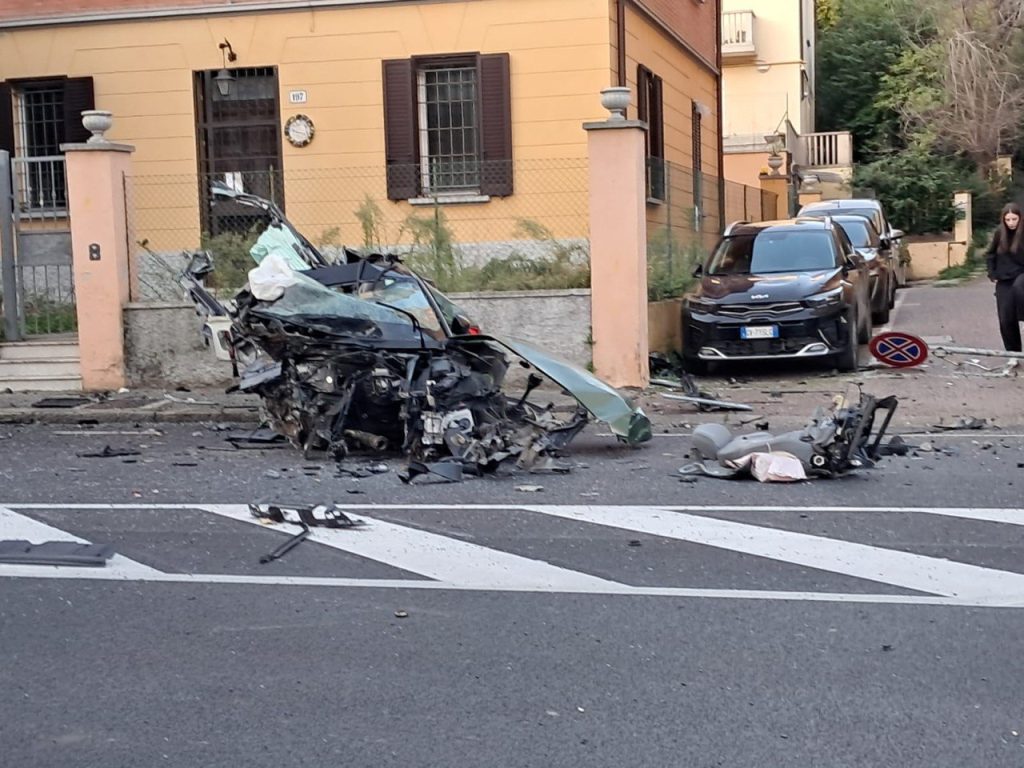 Inseguimento e incidente stradale a Bologna, morto 18enne