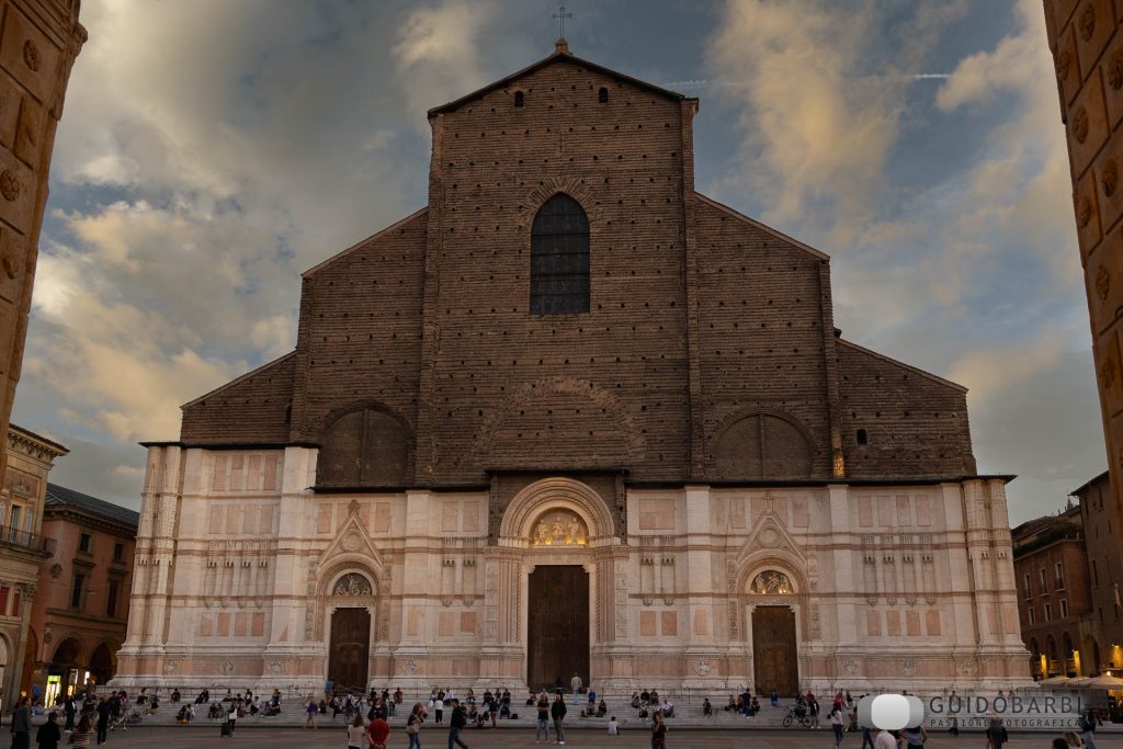 Amore focoso all’ombra del Patrono: quando anche San Petronio si scandalizza