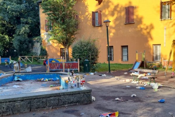 Giardini Margherita, immondizia nell’area giochi per i bimbi