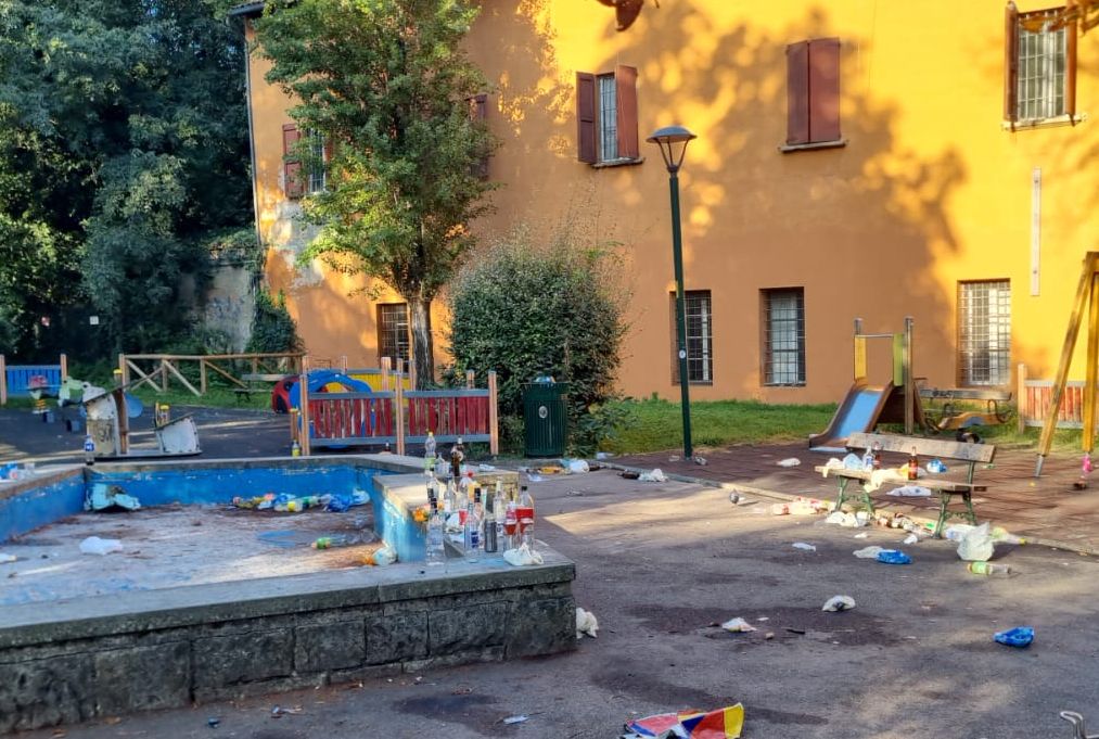 Giardini Margherita, immondizia nell’area giochi per i bimbi