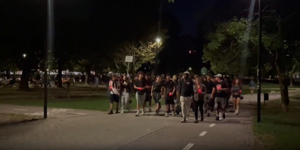 Tanti amici di Fallou Sall alla fiaccolata in sua memoria