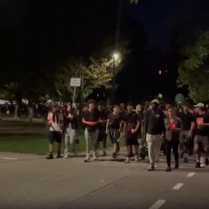 Tanti amici di Fallou Sall alla fiaccolata in sua memoria