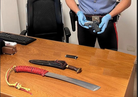Va al supermercato con droga e machete, arrestato 45enne italiano