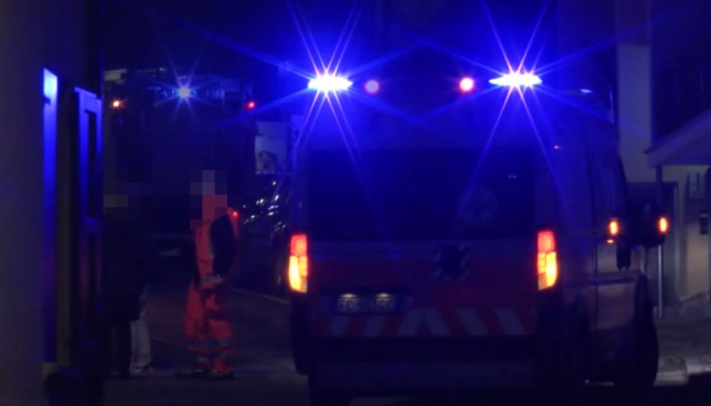 Anziana colta da malore muore in casa, i figli aggrediscono gli operatori sanitari