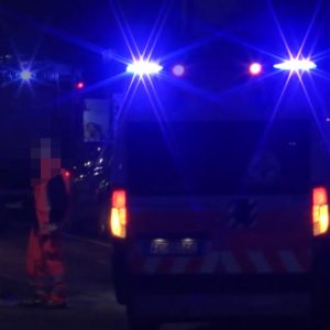 Anziana colta da malore muore in casa, i figli aggrediscono gli operatori sanitari