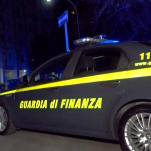 Aggredisce la ex fidanzata, braccialetto elettronico per un 26enne sorpreso dalla Finanza