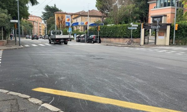 Scontro fra auto e scooter in via Murri a Bologna, grave una 30enne