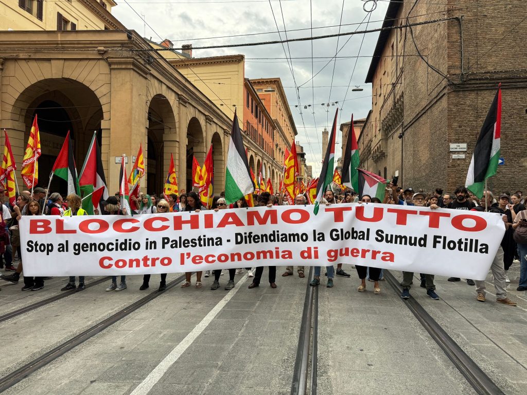 In migliaia a Bologna allo sciopero per Gaza