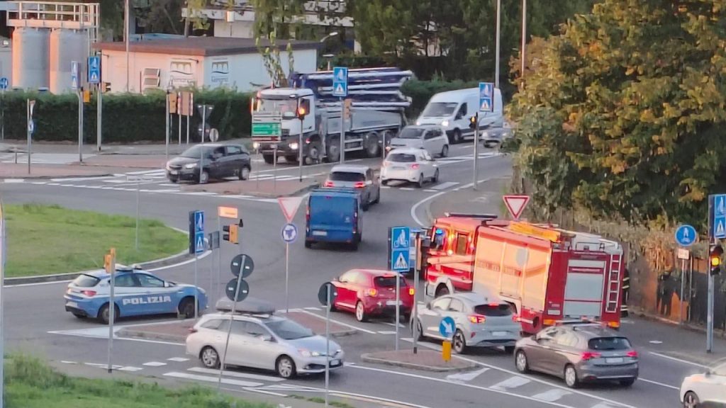 Appena scarcerato, ruba un camion dei Vigili del Fuoco e tenta la fuga: preso