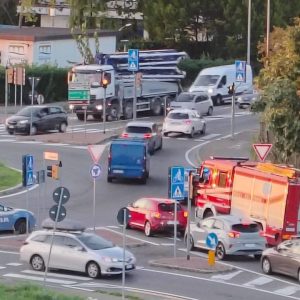 Appena scarcerato, ruba un camion dei Vigili del Fuoco e tenta la fuga: preso