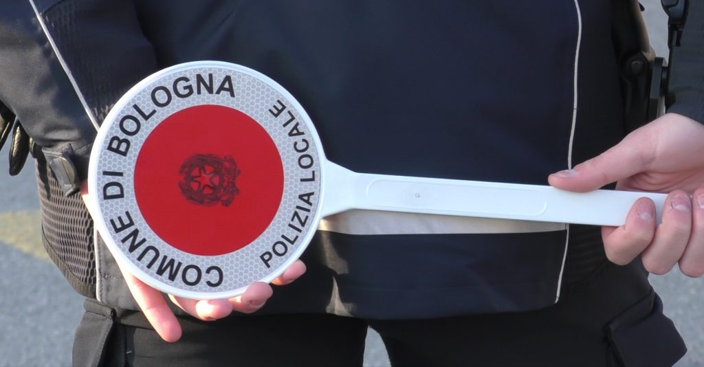 Propone droga agli agenti della polizia locale in borghese, denunciato giovane spacciatore