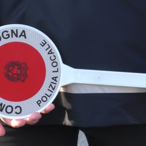 Propone droga agli agenti della polizia locale in borghese, denunciato giovane spacciatore