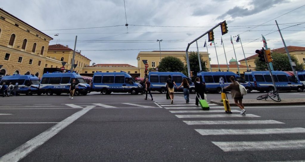 Stazione di Bologna blindata nel timore di un assalto dei manifestanti