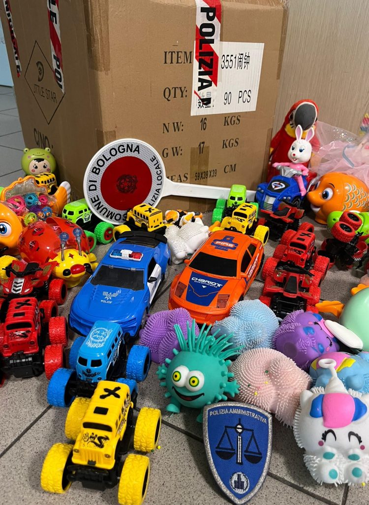 134 giocattoli fuori norma, multato titolare del negozio