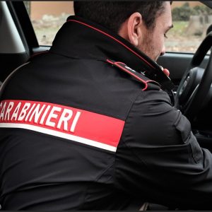 Rubano cellulare a 20enne e poi le chiedono 100 euro, arrestati
