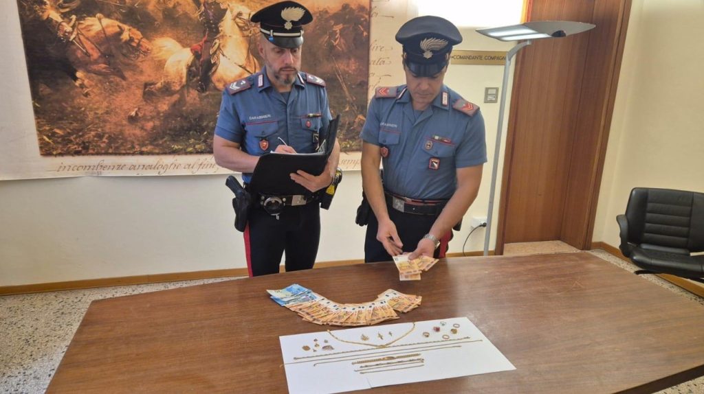 Si finge un carabiniere e raggira una anziana, ma viene scoperto e arrestato