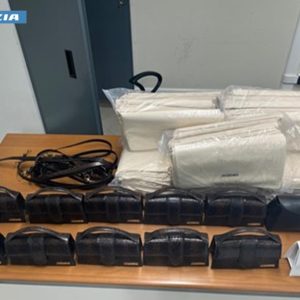 Nasconde borse firmate senza etichette nel bagagliaio dell’auto: denunciato