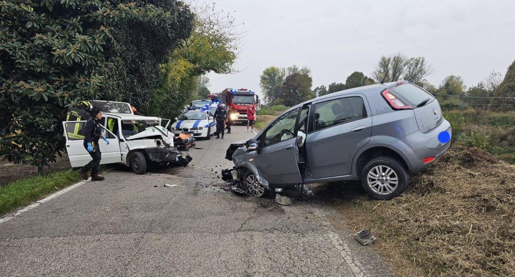 Scontro frontale fra due auto a Malabergo: morto un anziano