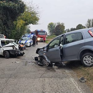 Scontro frontale fra due auto a Malabergo: morto un anziano