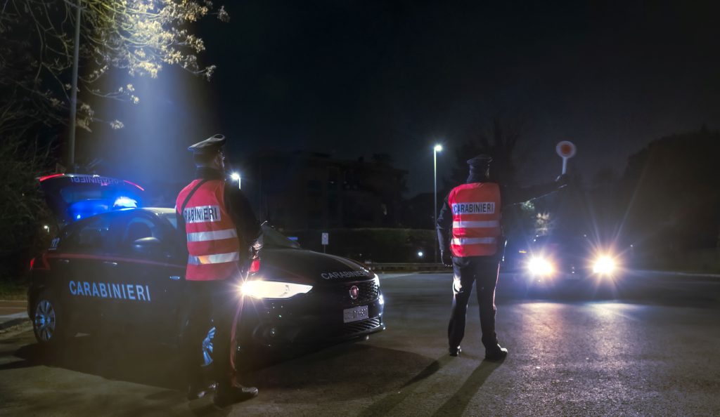 In auto con armi, munizioni e un lampeggiante: due arresti a Borgo Panigale