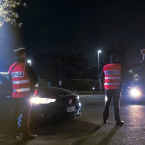 In auto con armi, munizioni e un lampeggiante: due arresti a Borgo Panigale