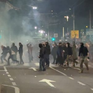 Scontri a Bologna, una giovane rischia di perdere un occhio