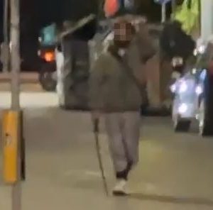 Vandalo danneggia decine di auto con una katana