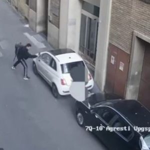 Esce dalla Questura di Bologna e danneggia un’auto ‘civetta’ della Polizia, arrestato