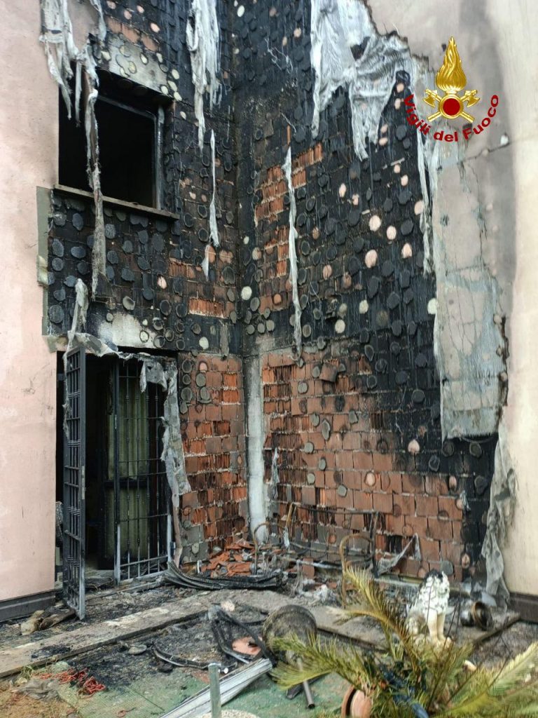 Incendio in una palazzina a San Lazzaro di Savena, nessun ferito