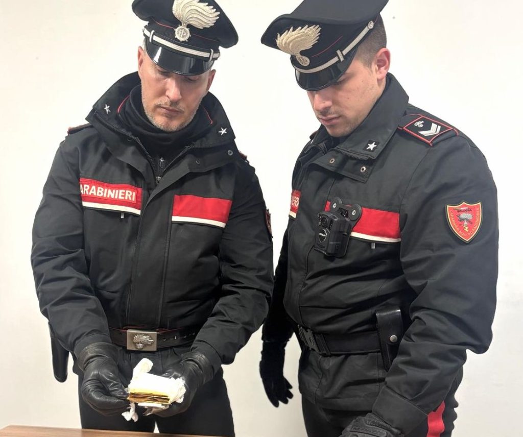 Nascondono in auto sei chili d’oro e un coltello: denunciati