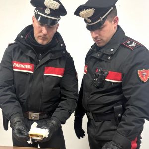 Nascondono in auto sei chili d’oro e un coltello: denunciati